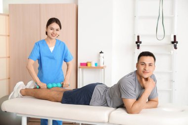 Rehabilitasyon merkezinde hastayla çalışan fizyoterapist.