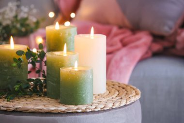 Odadaki puf üzerinde yanan güzel mumlar.