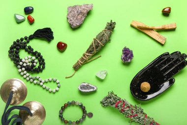 Renk arkaplanındaki aura temizliği için değerli taşlar, karatalalar ve bitkilerle kompozisyon