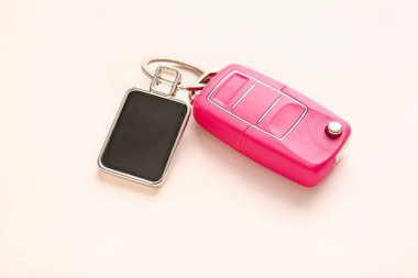 Arka planda şık anahtarlıklı araba anahtarı, yakın plan.