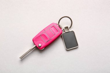 Hafif arka planda şık anahtarlığı olan araba anahtarı