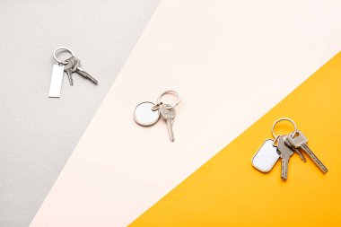 Renkli arkaplanda şık anahtarlıklara sahip anahtarlıklar