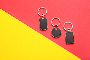 Renkli arkaplanda şık anahtarlıklar