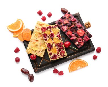 Beyaz arka planda meyve ve böğürtlenli el yapımı çikolatalar