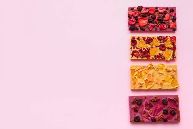 Renkli meyveli, meyveli ve fındıklı el yapımı çikolatalar.