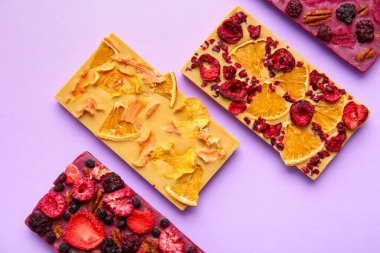 Renkli meyveli, meyveli ve fındıklı el yapımı çikolatalar.