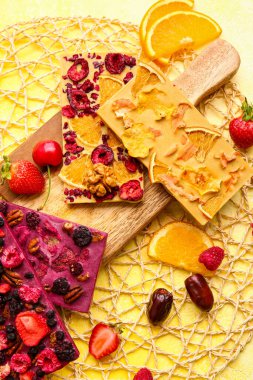 Renkli meyveli, meyveli ve fındıklı el yapımı çikolatalar.