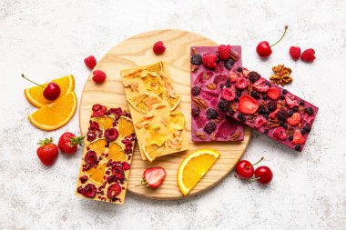 El yapımı, meyveli, meyveli ve fındıklı çikolata.