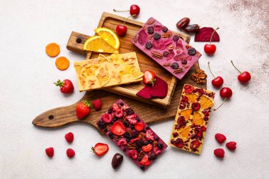 El yapımı, meyveli, meyveli ve fındıklı çikolata.