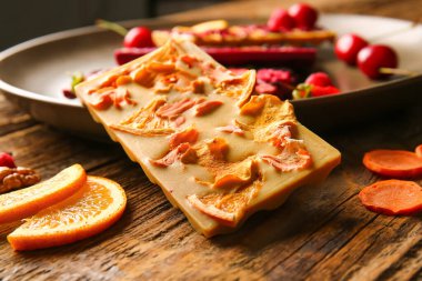 Masada meyveli el yapımı çikolata, yakın plan.