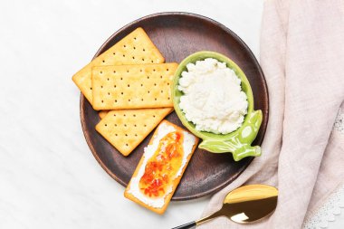 Hafif arka planda kraker ve biber reçeli ile nefis kahvaltı.