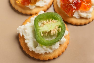 Peynirli krakerler ve biber reçeli, yakın plan.