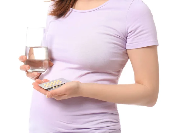 白底年轻孕妇 服用药丸和水 — 图库照片