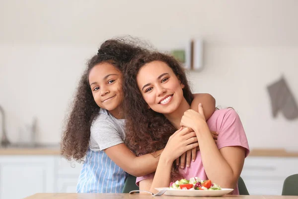 African American Little Girl Her Mother Kitchen — Stock Photo, Image