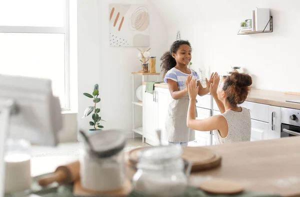 Niña Afroamericana Madre Dan Los Cinco Cocina — Foto de Stock