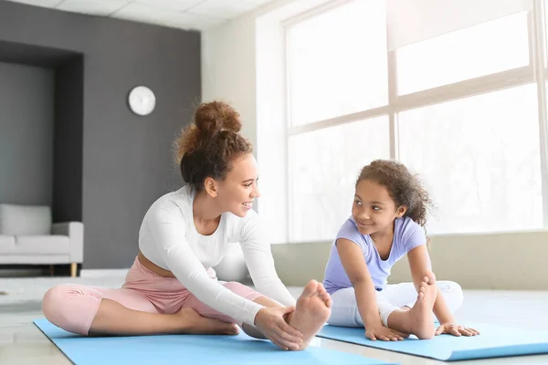 African American Little Girl Her Mother Practicing Yoga Home — Stock Photo, Image