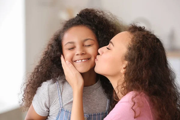 Mujer Afroamericana Besando Hija Pequeña Casa — Foto de Stock