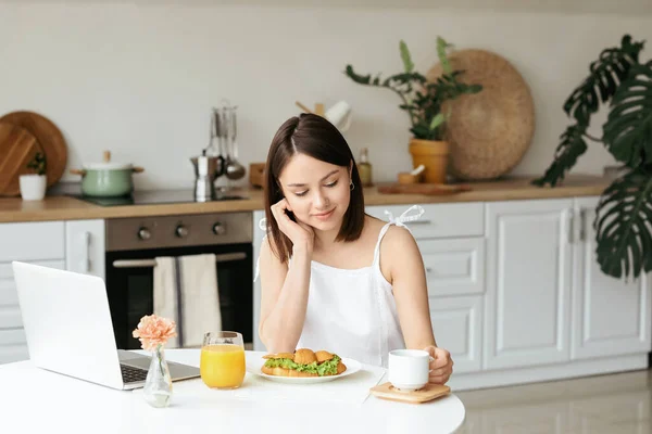 家で朝食をとる若い女性 — ストック写真
