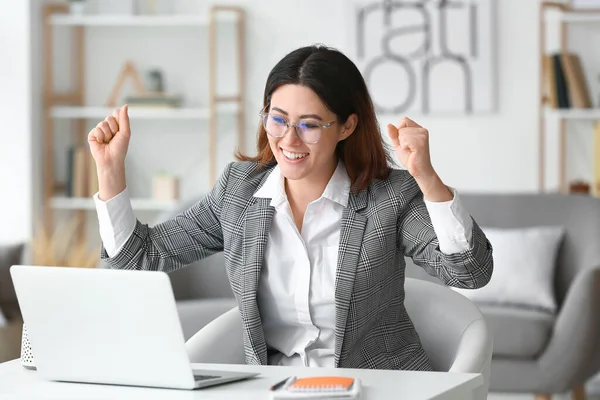 Feliz Joven Mujer Teniendo Entrevista Línea Casa — Foto de Stock