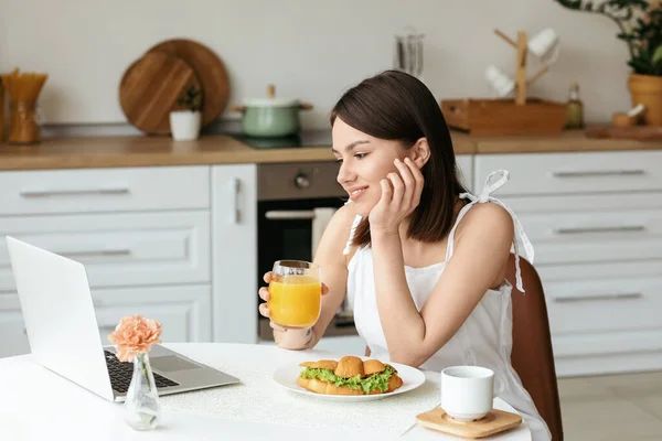 Young Woman Having Breakfast Home — Stock Photo, Image