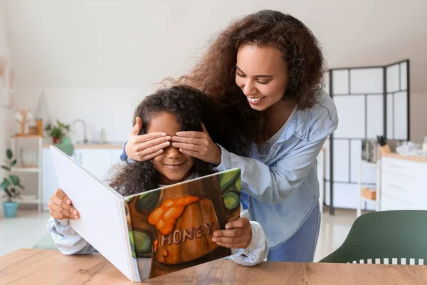 Menina Afro Americana Com Sua Mãe Lendo Livro Casa — Fotografia de Stock