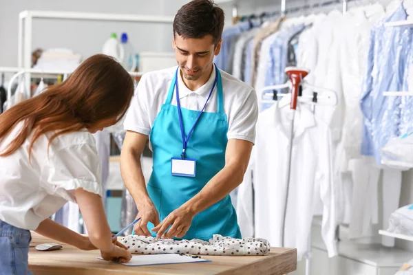 Mannelijke Werknemer Neemt Bestelling Van Klant Bij Moderne Stomerij — Stockfoto