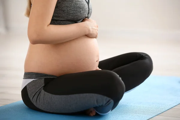 Young Pregnant Woman Practicing Yoga Home — Stock Photo, Image