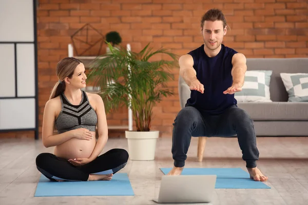 Joven Embarazada Marido Practicando Yoga Casa —  Fotos de Stock
