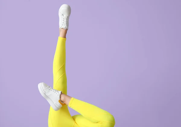 Külotlu Çorap Giymiş Spor Bacaklı Genç Bir Kadın — Stok fotoğraf