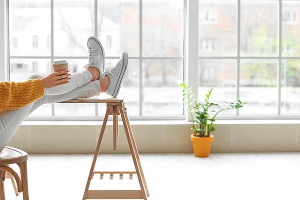 Jeune Femme Avec Une Tasse Café Bureau — Photo