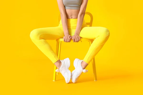 Sporty Young Woman Sitting Chair Color Background — Stock Photo, Image