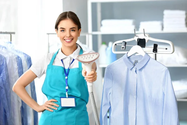 Arbeiterin Mit Dampfer Bei Modernen Reinigungsfirmen — Stockfoto