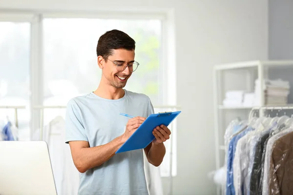 Man Werknemer Schrijven Klembord Bij Moderne Stomerij — Stockfoto