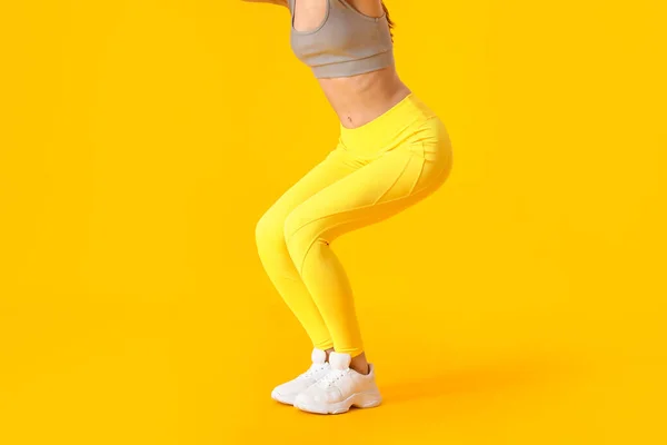 Sportliche Junge Frau Auf Farbigem Hintergrund — Stockfoto