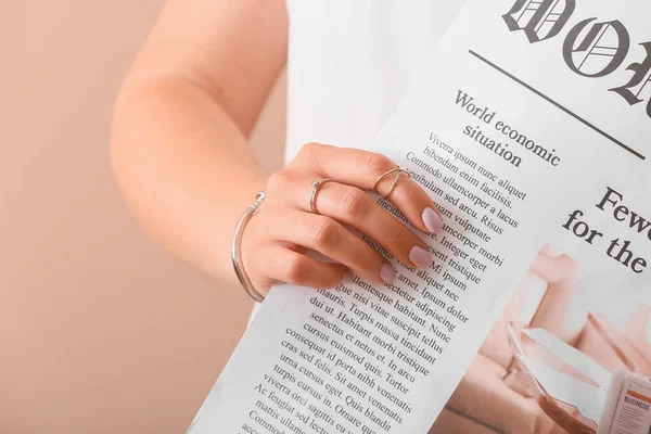 Jovem Com Bela Manicure Jóias Elegantes Segurando Jornal Fundo Cor — Fotografia de Stock