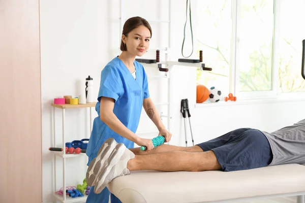 Fysiotherapeut Werkt Samen Met Patiënt Revalidatiecentrum — Stockfoto