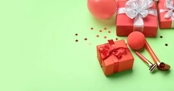 Caja Regalo Ruidosos Sobre Fondo Color — Foto de Stock