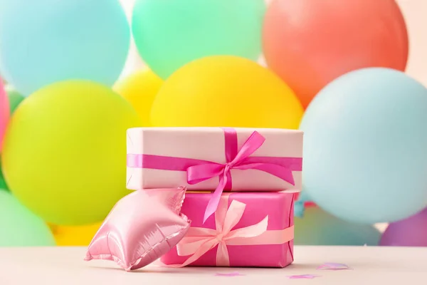 Geschenkboxen Und Luftballon Auf Dem Tisch — Stockfoto