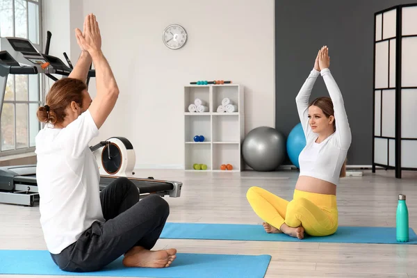 Genç Hamile Kadın Kocası Spor Salonunda Yoga Yapıyorlar — Stok fotoğraf