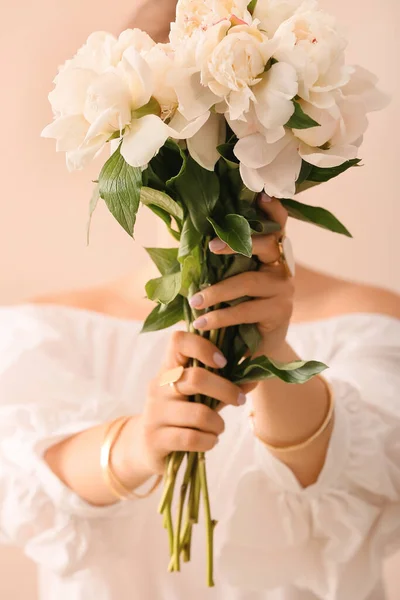 Μοντέρνα Γυναίκα Όμορφο Μανικιούρ Και Κοσμήματα Κρατώντας Λουλούδια Κοντινό Πλάνο — Φωτογραφία Αρχείου