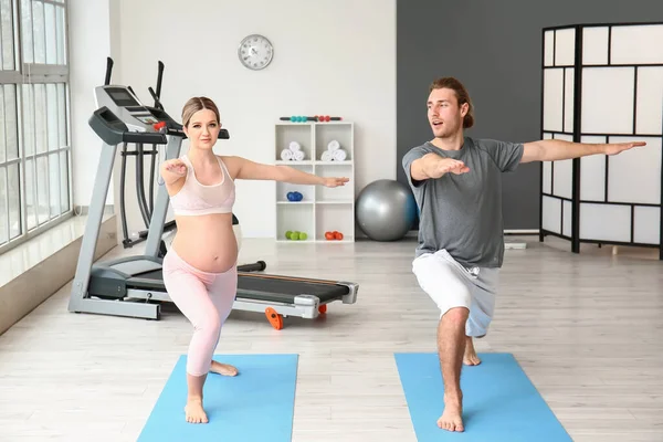 Young Pregnant Woman Her Husband Practicing Yoga Gym — Stock Photo, Image