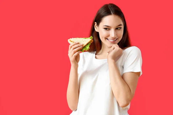 Giovane Donna Con Gustoso Panino Sfondo Colore — Foto Stock