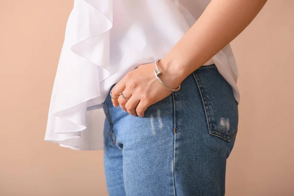 Modieuze Jonge Vrouw Met Stijlvolle Sieraden Kleur Achtergrond — Stockfoto