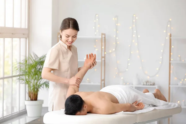 Terapeuta Massagem Trabalhando Com Paciente Centro Médico — Fotografia de Stock