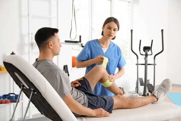 Fisioterapista Che Lavora Con Paziente Nel Centro Riabilitazione — Foto Stock