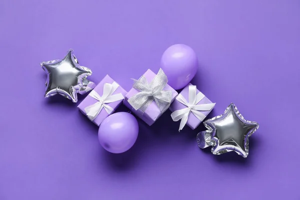 Geschenkboxen Und Luftballons Auf Farbigem Hintergrund — Stockfoto