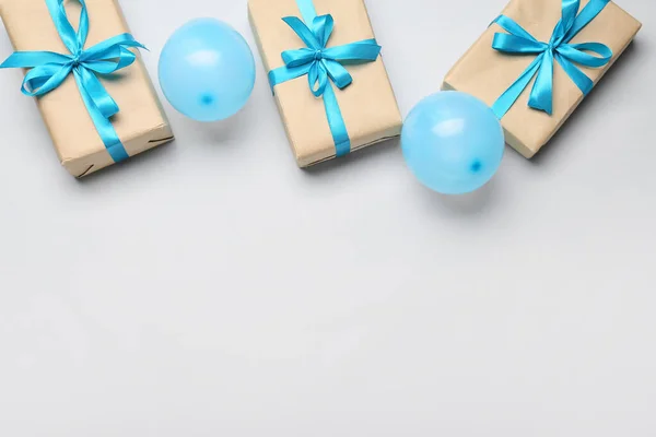 Geschenkboxen Und Luftballons Auf Hellem Hintergrund — Stockfoto