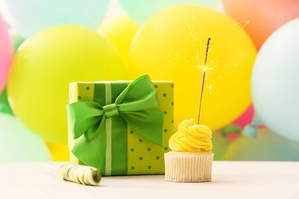 テーブルの上のギフトボックスと誕生日カップケーキ — ストック写真