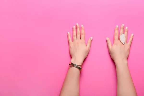 Mujer Con Hermosa Manicura Joyas Con Estilo Sobre Fondo Color — Foto de Stock