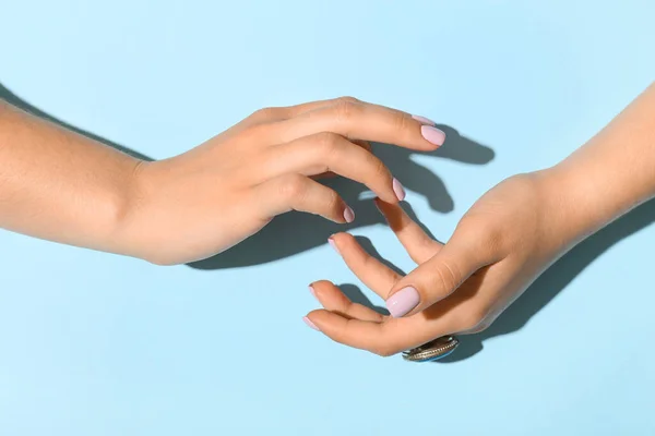 Mujer Con Hermosa Manicura Anillo Fondo Color — Foto de Stock